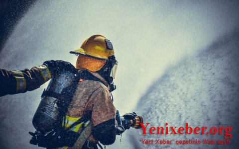 В Баку в автосервисе произошел пожар