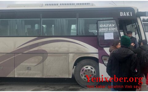 В Баку прибыл очередной автобус с эвакуированными из Турции азербайджанцами