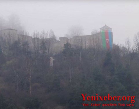 Şuşa qalasında böyük ölçülü bayrağımız -