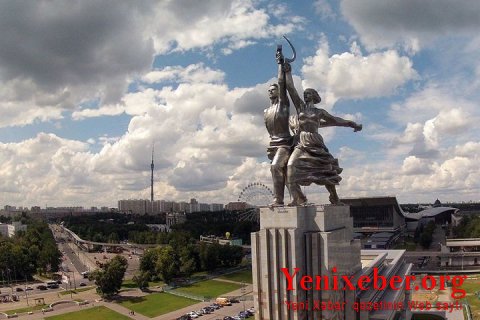 “Fəhlə Trotskiyə bənzəyir” şəri, 28 vaqonda Parisə aparılan abidə -
