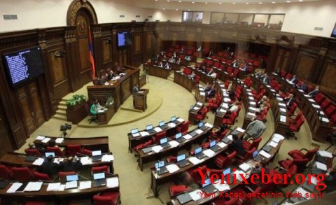Ermənistan parlamentindən rüsvayçı görüntülər: Vitse-spiker deputatı təhqir etdi - 