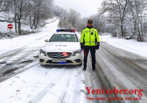 Qubada yol polisləri qarlı havada sürücülərə kömək ediblər-