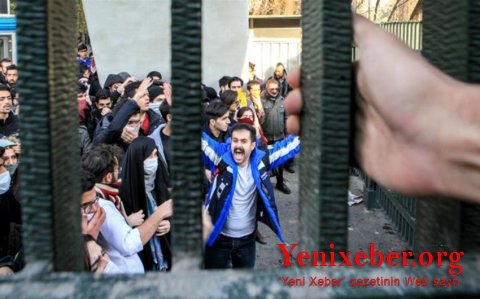 Etirazçılar Xameneinin bannerini tapdaladı -