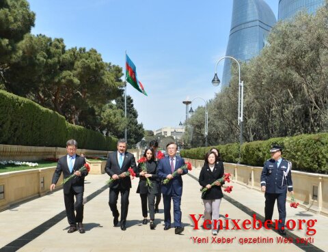 Koreya deputatları Şəhidlər xiyabanını ziyarət edib-Foto
