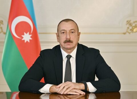 təbrik edir
