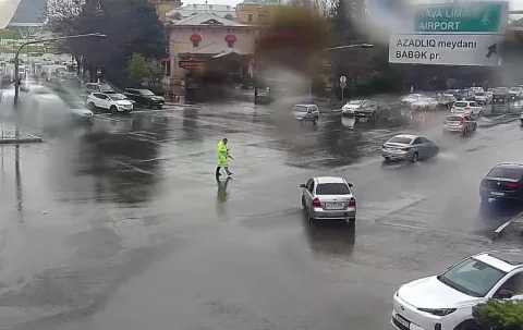 Yağışa görə bəzi ərazilərdə nəqliyyatın hərəkəti çətinləşib, sıxlıq yaranıb