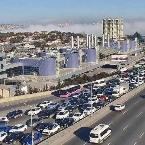 Bakının bir sıra yollarında tıxac yaranıb