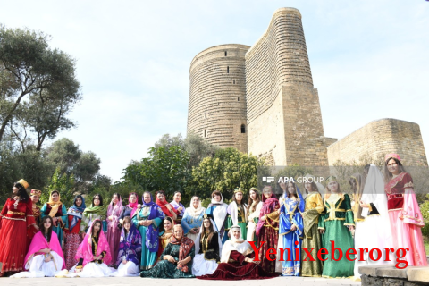 Bakının mərkəzində QHT-lər kəlağayı ilə yürüş keçirib