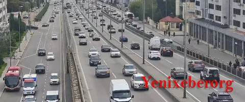 Bakının bir sıra yollarında nəqliyyatın sıxlığı müşahidə olunur