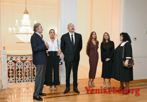 Üstə gəl" adlı retrospektiv sərgi ilə tanış olublar