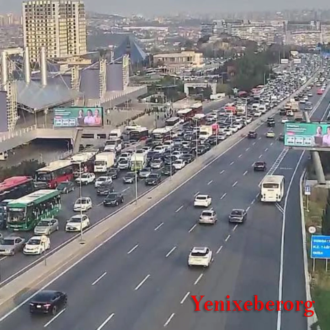 Bakının bir sıra yollarında nəqliyyatın sıxlığı müşahidə olunur